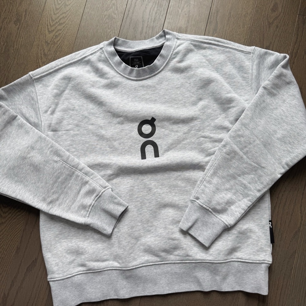 EUC ON GREY SWEATSHIRT